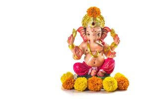 hindoe god ganesha. Ganesha idool op witte achtergrond. foto