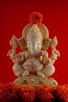 hindoe god ganesha. Ganesha idool op rode achtergrond foto