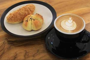 koffie latte en koekjes foto