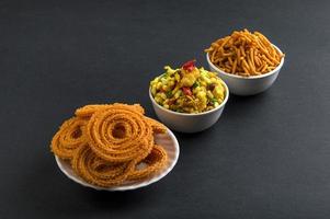 Indiase snack chakli, chakali of murukku en besan grammeel sev en chivada of chiwada. diwali eten foto