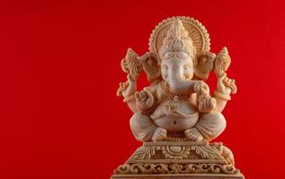 hindoe god ganesha. Ganesha idool op rode achtergrond foto