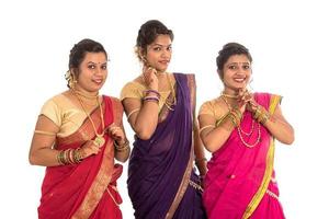 traditionele mooie Indiase jonge meisjes in saree poseren op witte achtergrond foto