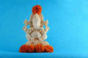 hindoe god ganesha. Ganesha idool op blauwe achtergrond foto