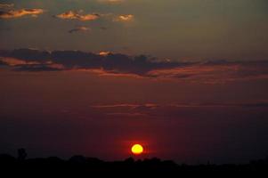 prachtige zonsondergang hemel met wolken. abstracte hemel. foto