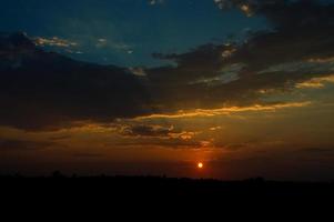 prachtige zonsondergang hemel met wolken. abstracte hemel. foto