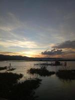 Limboto uitzicht op het meer in de middag. zonsondergang op limboto-meer, indonesië. foto
