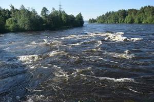 stormachtige berg rivier foto