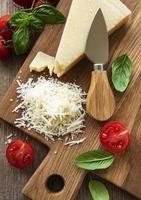 geraspte Parmezaanse kaas met basilicum en tomaten foto