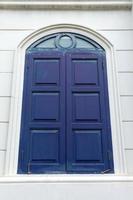 grote houten raam deuren neoklassieke architectuur. foto