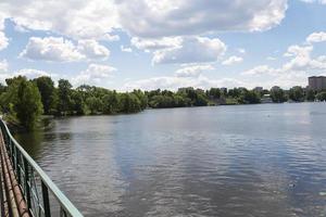 het uitzicht op de rivier en residentiële hoogbouw. foto