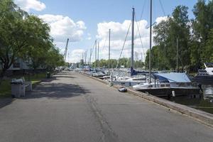 veel zeiljachten liggen op de pier. foto