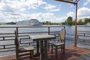 passagierscruiseschip gaat de rivier af. foto