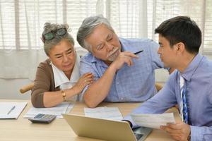 senior koppel met financiële problemen moet financiële plannen bespreken met financieel adviseur. foto