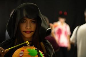 Aziatische jongeren wonen een halloweenfeest bij