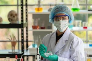 vrouwen in het scheikundig laboratorium foto