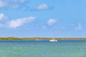 panorama landschapsmening holbox eiland turquoise water en boten mexico. foto