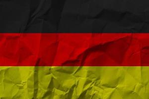 Duitse nationale vlag op verfrommeld papier. foto