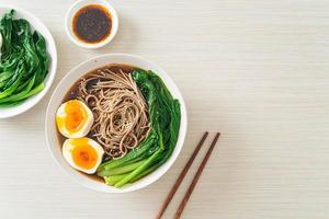 ramen noodles met ei - veganistische of vegetarische eetstijl foto