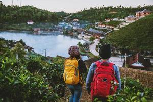 paarfamilie die samen op berg in dorpsplatteland op thailand reizen, bij verbod rak thais dorp. reizen ontspannen vakantie. foto