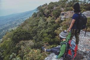 aziatische minnaar vrouwen en mannen reizen de natuur. reizen ontspannen. uitzicht op de bergen bekijken. op een klif op de berg. Thailand foto
