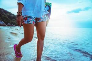 aziatische vrouw reizen natuur. reizen ontspannen. lopen op het strand. in de zomer foto