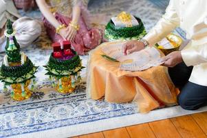 het tellen van de bruidsschat huwelijk verlovingsgeld, Thaise traditionele bruiloft foto