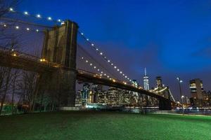 brooklyn bridge in het centrum van manhattan met stadsgezicht 's nachts new york usa