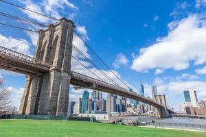 brooklyn bridge met het centrum van Manhattan en stadsgezicht op zonnige dag met heldere blauwe lucht, new york usa foto