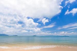 prachtig strand met blauwe lucht zomer phayam eiland thailand foto