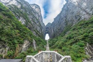 de hemelpoort van tianmen mountain nationaal park met 999 treden trap op een bewolkte dag met blauwe lucht zhangjiajie changsha hunan china foto