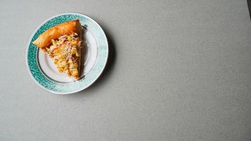 sneetjes pizzabrood op een bordje foto