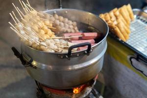 verschillende soorten gegrild vlees te koop op de avondwandelmarkt in Noord-Thailand foto