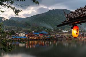 Chinese lantaarns en boten in meer met zonsondergang over verbod rak thai foto