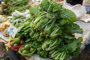 avondmarkt in de stad Mae Sariang, Noord-Thailand foto