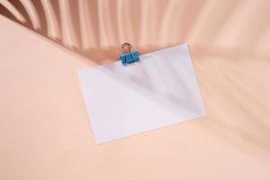 blanco papier in minimalistische stijl voor notities of kalender voor mock-up foto