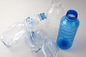 plastic flessen op een witte achtergrond. scheiden van afval. foto