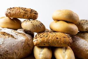 verschillende soorten vers brood. brood en broodjes. foto