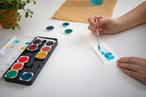 vrouw schilderen met aquarellen