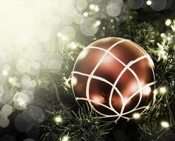 close-up van rode kerstbal die aan een versierde kerstboom hangt. retro filtereffect. foto