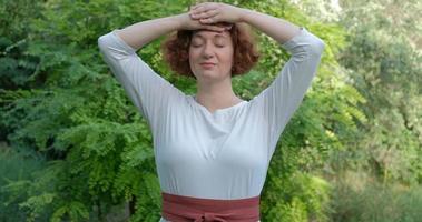 vrouw die qigong en meditatie beoefent in het zomerpark of bos foto