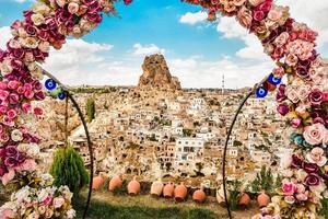 fort op de heuveltop van de stad Ortahisar, omringd door huizen. turkije reisbestemming foto