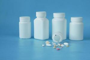 close-up van vele kleurrijke pillen en capsules op blauwe achtergrond foto