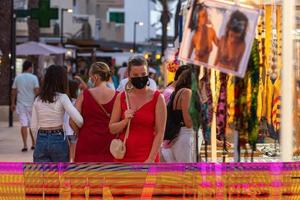 formentera, spanje. 2021 8 augustus. mensen op de markt van es pujols, formentera in tijden van covid19 in 2021. foto