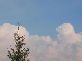 blauwe lucht met wolken foto