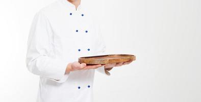 Bijgesneden portret van chef-kok houdt leeg bord op wit wordt geïsoleerd foto