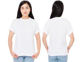 stel een gelukkige aziatische vrouw in die wijst met op haar lege witte t-shirt terwijl ze geïsoleerd staat, koreaans meisje foto