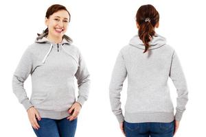 gelukkige middelbare leeftijd vrouw poseren in lege hoodie mockup geïsoleerd over white foto