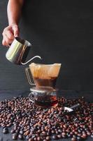 barista koffiezetten methode giet over drip coffee foto