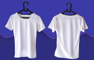 blanco wit t-shirt voor- en achterkant op hanger foto