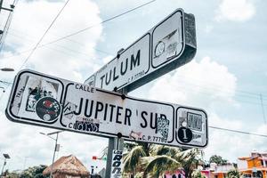straatrichtingsbord toont de locatie van Tulum en Jupiter foto
